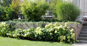 Inspiration på stödmur byggd i trädgård med Keystone Compac från Heda